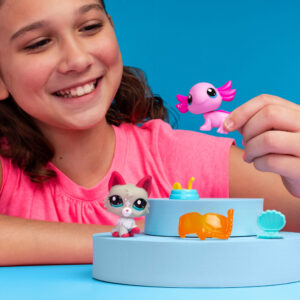 Littlest Pet Shop - Pet Pairs - Divin Divas Lifestyle shot of girl playing with the axolotl